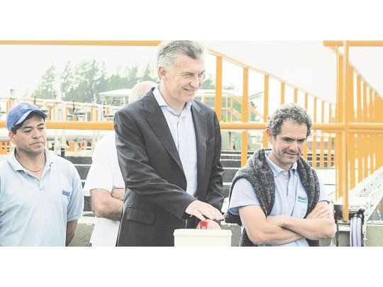 Cintas. Mauricio Macri inauguró ayer obras en Marcos Paz mientras Cristina de Kirchner ingresaba en los tribunales de Comodoro Py para declarar.