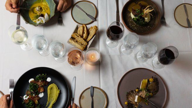 Hay restaurantes se han destacado no solo por sus creaciones gastronómicas, sino también por su cuidadosa selección de etiquetas, que maridan perfectamente con los platos ofrecidos.