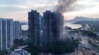 El incendio en Wang Fuk Court dejó 128 muertos y obligó a revisar casi 300 reportes de desaparecidos, en medio de tareas de identificación aún en curso. El incendio en Wang Fuk Court dejó 128 muertos y obligó a revisar casi 300 reportes de desaparecidos, en medio de tareas de identificación aún en curso.