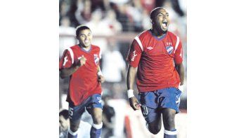 Santiago García festeja el único gol del partido. El moreno fue el mejor jugador de la cancha. Nacional derrotó a Argentinos Juniors.