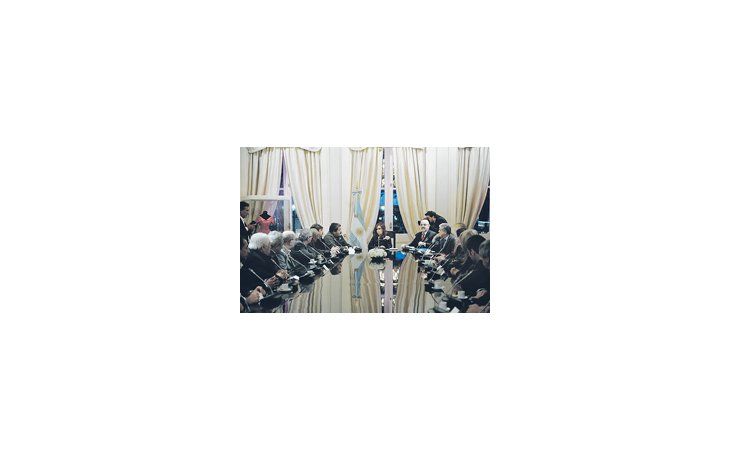 ámbito.com | Flanqueada por el albañil Gerardo Martínez y por el ministro de Trabajo, Carlos Tomada, Cristina de Kirchner expuso durante dos horas y escuchó agradecimientos y sutiles pedidos de medio centenar de sindicalistas.