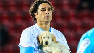 Memo Ochoa fue parte de una camapaña para crear conciencia sobre el abandono de mascotas y fomentar las adopciones. que está llevando a cabo la Liga Portuguesa.