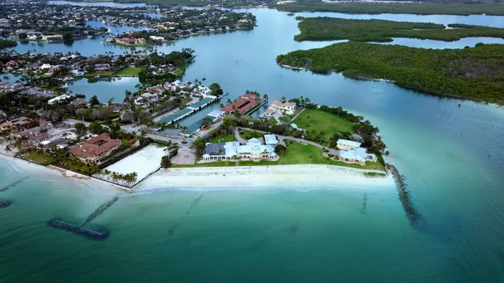 Tiene un frente costero de aproximadamente 502 metros y su precio de venta la convierte en la propiedad más cara actualmente en el país norteamericano. Tiene un frente costero de aproximadamente 502 metros y su precio de venta la convierte en la propiedad más cara actualmente en el país norteamericano.