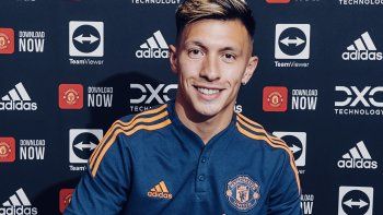 Firma. Lisandro Martínez llegó a Manchester United en una de las transferencia récord de la Premier League.