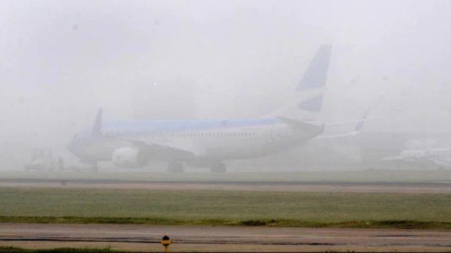 Casi diez vuelos se encuentran demorados en Ezeiza por la niebla.