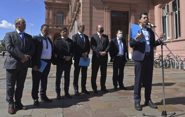 Compañeros. Jorge Capitanich (Chaco), Axel Kicillof (Buenos Aires) y Gerardo Zamora (Santiago del Estero) ingresan a Casa Rosada acompañados por Eduardo Wado de Pedro.