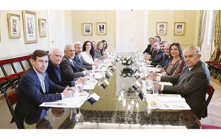 ámbito.com | Menú light. La comida en Casa Rosada fue burrata, lomo con ensalada y patatas bravas con fruta fileteada de postre.