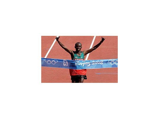 El keniano Samuel Wanjiru en los Juegos Olímpicos de Beijing 2008. El atleta murió tras caer se un segundo piso.