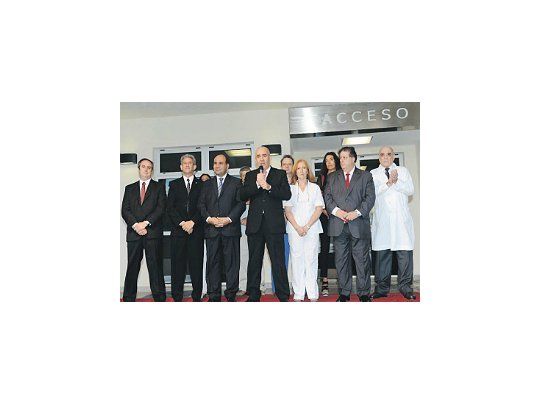 José Enrique Echeverría, el día que inauguró la nueva guardia del hospital municipal acompañadopor los ministros de Salud de la Nación, Juan Manzur y de la provincia, Alejandro Collia.