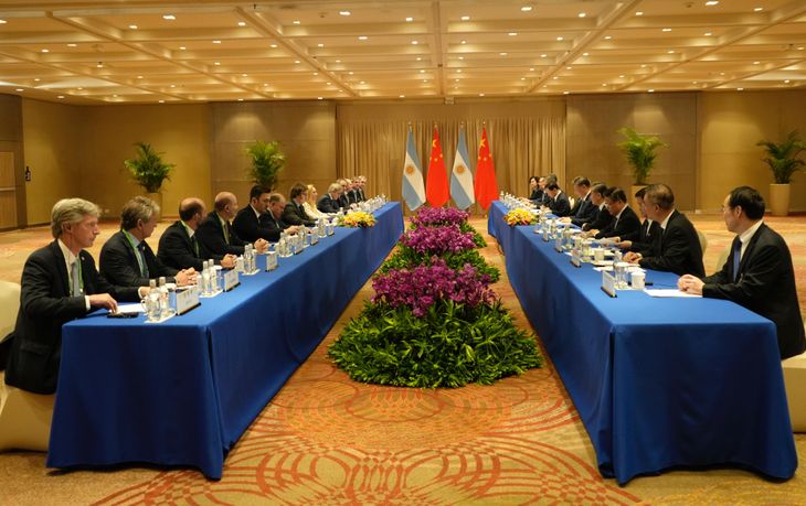 El Presidente Javier Milei junto a la Secretaria General &nbsp;de la presidencia, Karina Milei y parte del gabinete se reunieron con el Presidente de la Rep&uacute;blica Popular China, Xi Jinping y su comitiva.