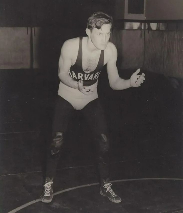 En su juventud, la lucha libre lo llevó a mantener una rutina de ejercicios y entrenamiento constantes. En su juventud, la lucha libre lo llevó a mantener una rutina de ejercicios y entrenamiento constantes.