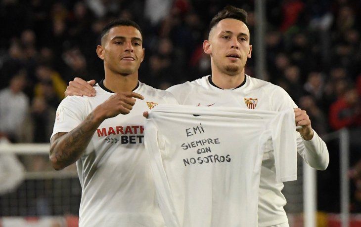 Lucas Ocampos recordó a Emiliano Sala en el festejo de su gol.