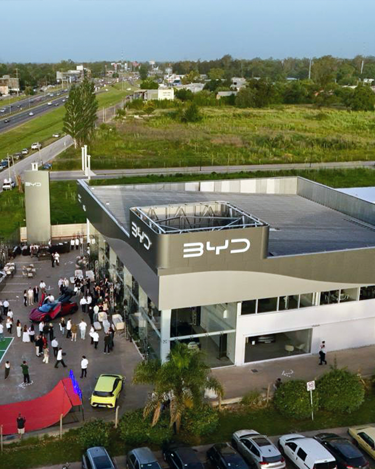 El espacio cuenta con un showroom de 2.000 m² diseñado bajo parámetros globales de eficiencia y estética moderna, además de un taller de postventa equipado según normas internacionales.