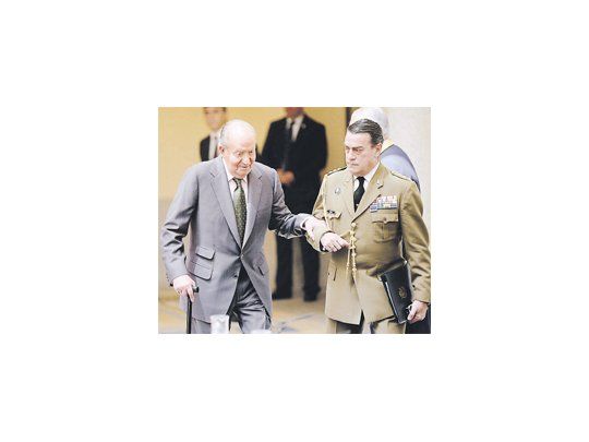 En las últimas apariciones públicas, el todavía rey Juan Carlos ha caminado con asistencia de un bastón y un acompañante.