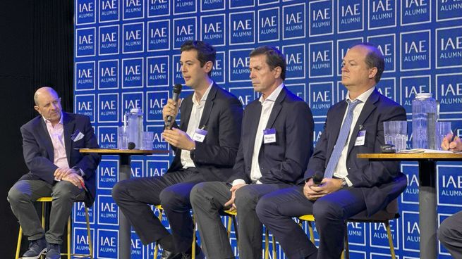 El moderador Alejandro Zamprile junto con los panelistas de Energía: Jorge Vidal (Schlumberger), Ricardo Markous (TecPetrol) y Daniel González (Minería).