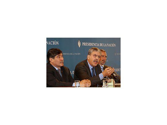 El ministro de Planificación Federal Julio de Vido en la conferencia ofrecida junto con el secretario de Transporte, Ricardo Jaime, y al secretario Legal y Técnico de Presidencia, Carlos Zannini.