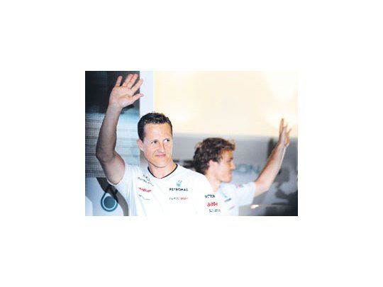 Michael Schumacher no se retira a fin de año. Su representante, Sabine Kehn, señaló que el alemán «aún tiene hambre de gloria».