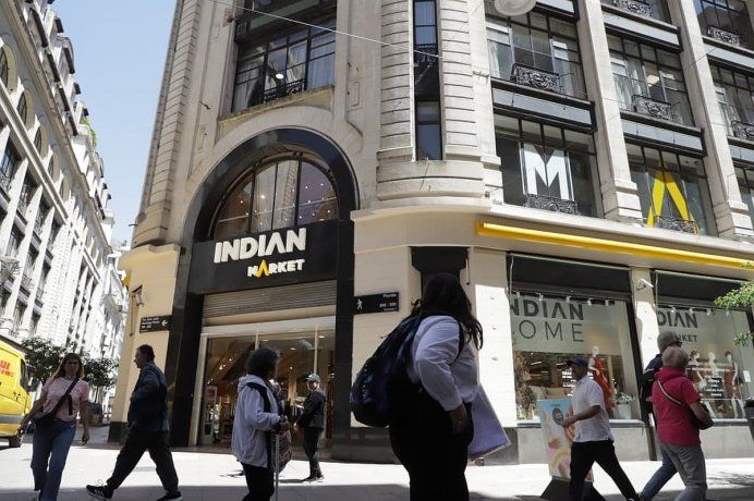 Peatones pasan por la vereda del mega local que cambió la fisonomía de Florida, una arteria comercial principal de la Ciudad