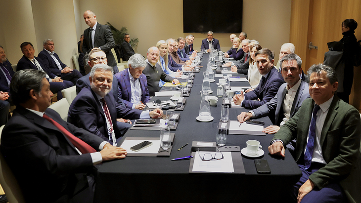 En la previa al cóctel de CAEM se reunieron en un salón contiguo empresarios nacionales y extranjeros, con funcionarios nacionales y provinciales. Se prometieron una reunión sin filtraciones, pero fue imposible. En la previa al cóctel de CAEM se reunieron en un salón contiguo empresarios nacionales y extranjeros, con funcionarios nacionales y provinciales. Se prometieron una reunión sin filtraciones, pero fue imposible.