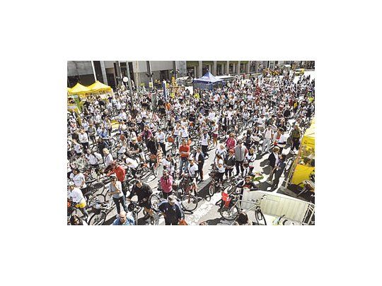 Más de dos mil mujeres con  sus familias tomaron parte de una multitudinaria bicicleteada por las calles de la Ciudad de Buenos Aires.