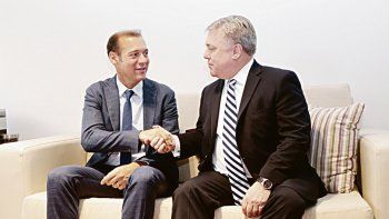 Compromiso. Omar Guti&eacute;rrez recibi&oacute; ayer al presidente de Chevron, Clay Neff, quien le transmiti&oacute; la voluntad de la empresas de sostener las inversiones en la cuenca neuquina y la zona de Vaca Muerta.
