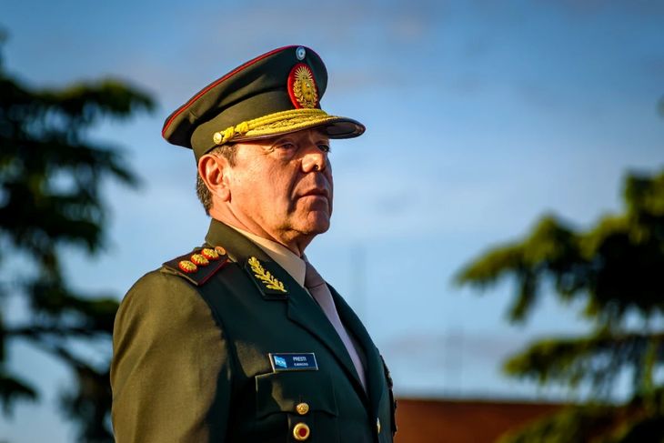 Con la asunción de Presti, será la primera vez desde la dictadura que un militar conduce Defensa desde el inicio de una gestión. Con la asunción de Presti, será la primera vez desde la dictadura que un militar conduce Defensa desde el inicio de una gestión.