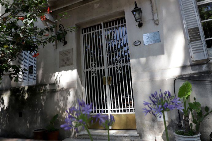 Las placas en el área de ingreso al inmueble que se construyó para los trabajadores hace 100 años Las placas en el área de ingreso al inmueble que se construyó para los trabajadores hace 100 años