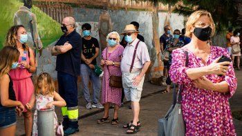 Vecinos del barrio de Besòs i Maresme hacen fila este lunes para realizarse un test PCR en Barcelona. Es la primera vez que se realizan cribados masivos dentro de la ciudad.