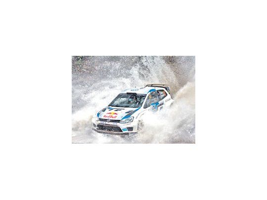 Ogier aventaja en el Mundial de Rally a los dos Citroën oficiales de Loeb y de Hirvonen.