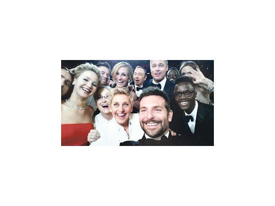 La foto “selfie” que posteó Ellen Degeneres en Twitter batió record en las redes sociales. “Si Bradley (Cooper) tuviera el brazo más largo” fue el epígrafe.