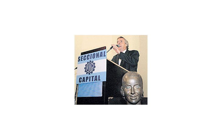 ámbito.com | El ex presidente Néstor Kirchner repitió ayer en la sede de laUOM, con renovado énfasis, su teoría sobre la existencia deuna conspiración en marcha contra el gobierno.