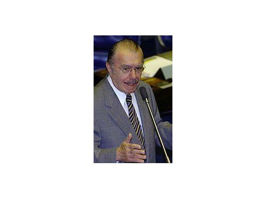 José Sarney está acusado de tráfico de influencias.