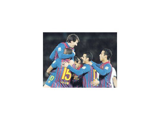Messi se cuelga de Keita, autor del tercer gol de Barcelona. El rosarino le entregó una gran asistencia al maliense para que amplíe el marcador.