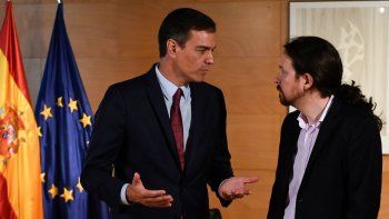El primer Ministro español Pedro Sanchez &nbsp;Saluda al líder del partido Podemos, Pablo Iglesias.