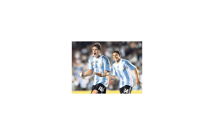 ámbito.com | Gonzalo Bergessio festeja su primer gol, el segundo de Argentina. El goleador de la noche fue uno de los destacados del equipo. Detrás Salvio, el chico de Lanús también cumplió.