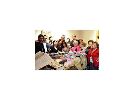 La presidenta Cristina Fernández de Kirchner participó de un agasajo que el embajador argentino ante la Unesco, Miguel Angel Estrella, ofreció en su residencia a las Abuelas de Plaza de Mayo y a los nietos recuperados que llegaron a París, con motivo de la ceremonia de entrega del premio que ese organismo internacional le otorgó a esa entidad