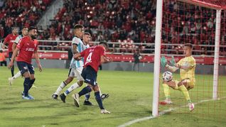 Mauricio Isla apareció con su cabeza en la agonía del partido ante Atlético Tucumán e hizo que Independiente aún mantenga una mínima chance de clasificar a la Fase Final de la Copa de la Liga Profesional.