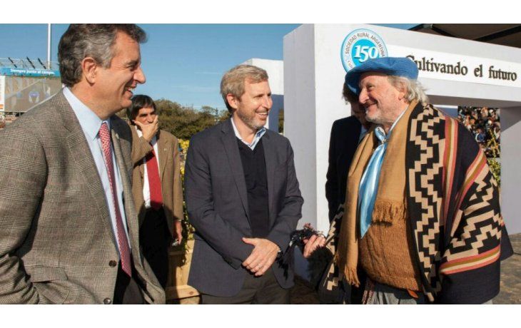 Rogelio Frigerio junto al titular de la Sociedad Rural Argentina, Luis Miguel Etchevehere.