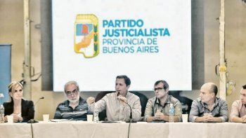 compañeros. Fernando Gray (presidente del PJ Bonaerense), Joaquín Propato (presidente del PJ de Azul), Alfredo Fisher (Laprida) y Marisa Fassi (Cañuelas), entre otros, animaron la cumbre peronista.