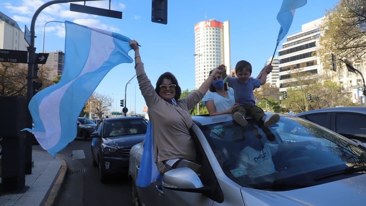 Juntos por el Cambio protesta en Plaza de Mayo contra los vacunados VIP
