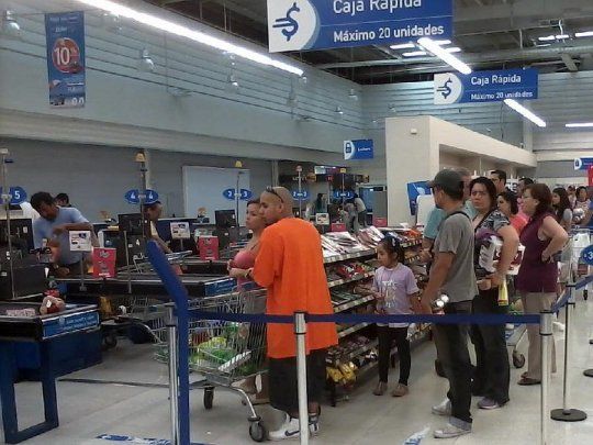 Supermercado cajas fila.jpg
