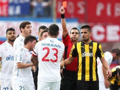 El fútbol uruguayo se suspendió por amenazas a los árbitros