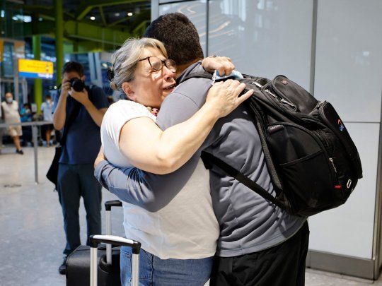 Imágenes cinematográficas de reencuentros llenaron los pasillos del aeropuerto de Heathrow en Londres, con el fin de la cuarentena.