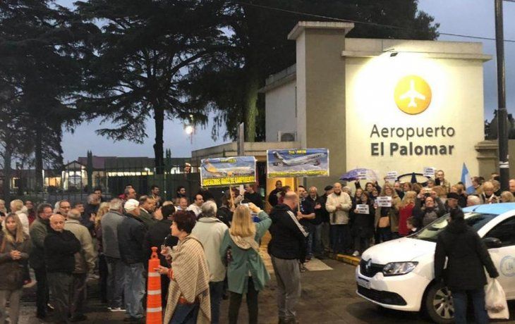 Vecinos y empleados del aeropuerto de El Palomar protestan por la restricción horaria.&nbsp;