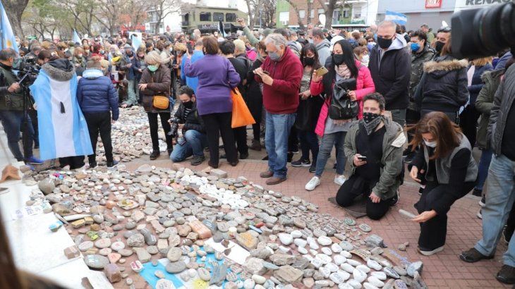 Familiares de víctimas del Covid-19 realizaron la “Marcha de las piedras” contra el Gobierno