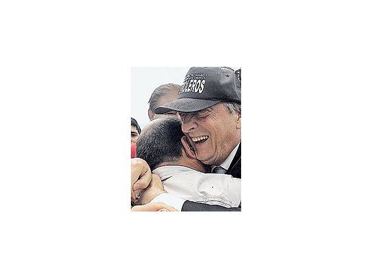 Néstor Kirchner se calzó una gorra de petroleros para simularque el conflicto está controlado. Pero mientras un grupode gremialistas fue al acto, otro sector permanecía de paro.