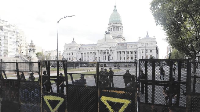 escenarios. Para el debate en la Cámara alta esta vez hubo vallados en varios sectores. Los jefes del kirchnerismo y radicalismo, José Mayans y Luis Naidenoff, respectivamente, votaban anoche a favor del acuerdo con el FMI.