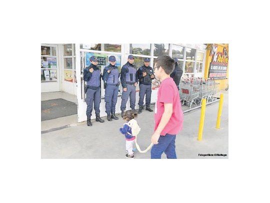 Cientos de policías se sumaron en las últimas horas a la custodia de supermercados, especialmente en la zona del Alto Valle.