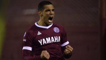 Lanús superó a Vélez y se aleja de la zona de descenso.