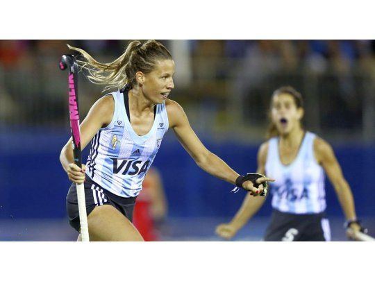 Delfina Merino celebra el único tanto de Argentina en el triunfo sobre Inglaterra.